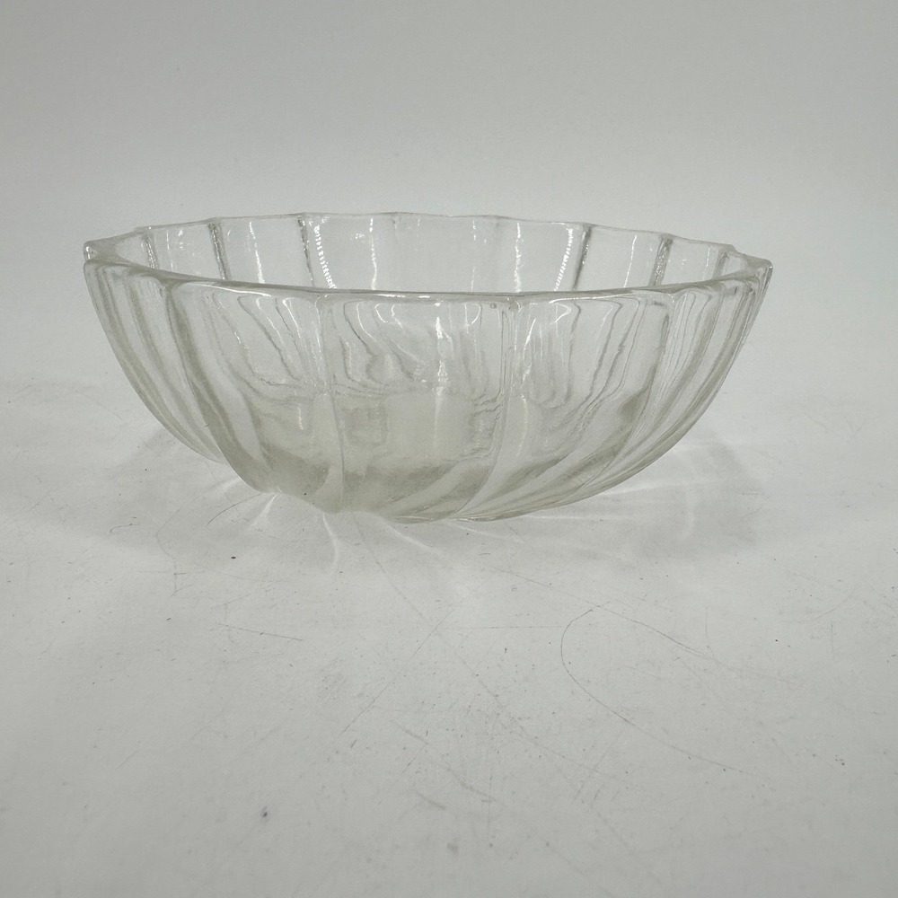 Vintage Style Clear Swirl Ribbed Glass Scalloped Edge Decorative Serving Bowl